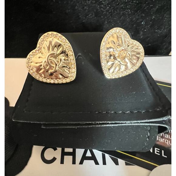 Gold CHANEL Heart Stud Earrings A21 (CHXX021) - Picture 5 of 8